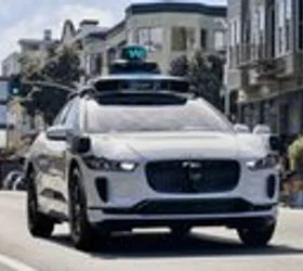 РОБОТАКСИТО СТАНУВА РЕАЛНОСТ: Waymo ја стартуваше услугата во Детроит, Лас Вегас и Сан Диего, до крајот на 2026 возила без возачи и во ...