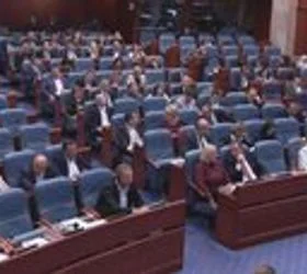 Наскоро ќе почне да се плаќа и за пратките до 22 евра – оданочувањето напредува во Собранието