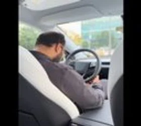 Роботаксито на „Тесла“ вози, а безбедносниот оператор спие над воланот