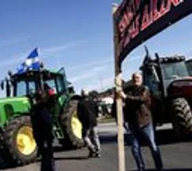 Грчките земјоделци најавија масовни блокади поради неисплатени субвенции