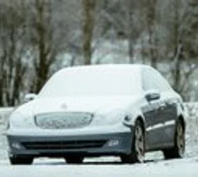 Како да го одмрзнете ветробранско стакло на автомобилот во зима?