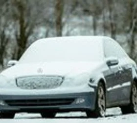 Како да го одмрзнете ветробранско стакло на автомобилот во зима?