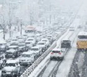 Како брзо да го одмрзнете стаклото на автомобилот: 5 проверени трикови