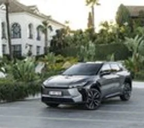 Нова Toyota bZ4X – повеќе сила, до 569 км досег и вистинска удобност