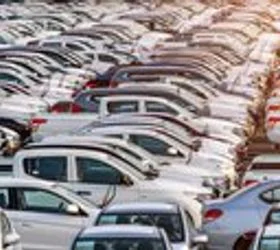 Кина го преплавува светот со автомобили на бензин што не може да ги продаде дома