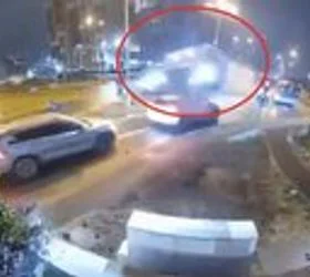 (ВИДЕО) Автомобил „полета“ над кружен тек – дијабетска криза ја предизвикала несреќата