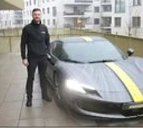 🎥 БОСАНЕЦ СИ ГО ПАРКИРА „ФЕРАРИТО“ НА ТЕРАСА ВО ВИЕНА!? Многу си го сака автомобилот или си игра мајтап со Австријците?