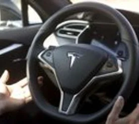 Tesla воведува опција што овозможува да возите и да пишувате пораки