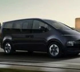 Hyundai подготви фејслифт за Staria: Футуристичкиот миниван добива освежување
