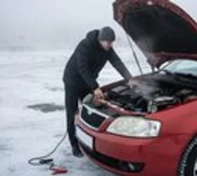 Како да препознаете дека акумулаторот е „на издишување“ пред да ве остави на пат?