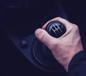 Зошто некои возачи никогаш не би се откажале од рачен менувач?