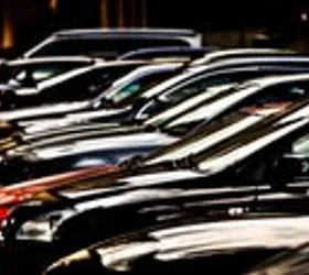 Индија ги намалува царините за увоз за европски луксузни автомобили