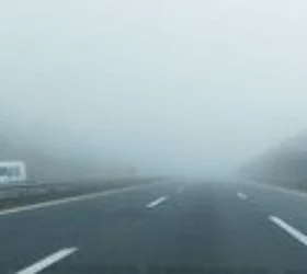 Видливост до 70 м, одрони и мокри коловози – возете со крајна претпазливост
