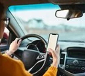 Добила казна за користење на телефон додека вози - ЕДИНСТВЕН ПРОБЛЕМ Е ШТО НЕМА РАКА (ВИДЕО)