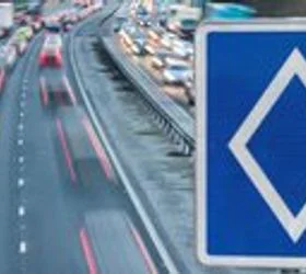 НОВ СООБРАЌАЕН ЗНАК НА ЕВРОПСКИТЕ ПАТИШТА – БЕЛ РОМБ НА СИНА ПОДЛОГА ОЗНАЧУВА ЛЕНТA ЗА ВОЗИЛА СО ПОВЕЌЕ ПАТНИЦИ