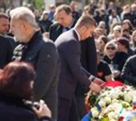 🎥📷 63 ИМИЊА, 63 ЖИВОТИ ШТО НЕДОСТАСУВААТ Засекогаш ќе останат во нашите мисли, порача Мицкоски на годишнината од пожарот во Кочани