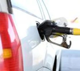 МОЖНИ РЕСТРИКЦИИ НА БЕНЗИНСКИТЕ Мицкоски најави реакција доколку има притисок