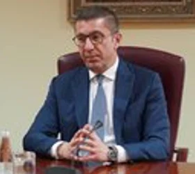 ПРЕМИЕРОТ ЗА ГРЧКИТЕ ТВРДЕЊА ДЕКА СПРЕЧИЛЕ МЕЛАНИЈА ТРАМП ДА ГО УПОТРЕБИ ИМЕТО МАКЕДОНИЈА: Мицкоски: Зар некој може да верува дека говорот ...