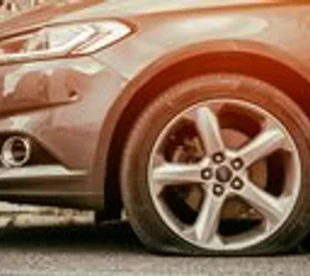 Поправка или замена – што е поисплатливо кога ќе се дупне гума?