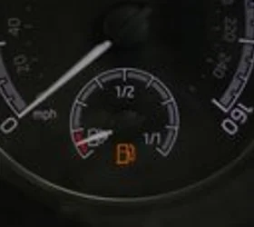 Вечната дилема: Колку гориво треба да имате во резервоарот?