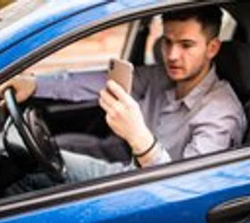 ТИВКИОТ УБИЕЦ НА ПАТИШТАТА: Само една секунда на телефон додека возите, може да ве чини живот!