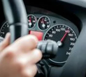 Зошто мал автомобил има брзинометар до 220 км/ч кога едвај оди 160?