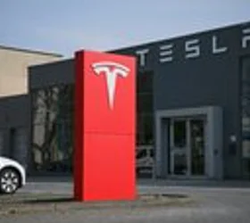 Tesla работи на помал, поевтин електричен SUV